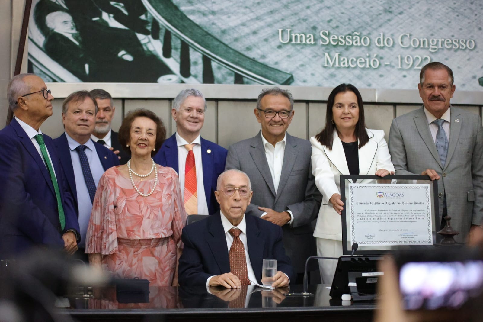 ALE homenageia o pediatra Dr. Milton Hênio com entrega da comenda Tavares Bastos