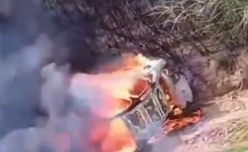 Carro pega fogo após capotar na BR-104, em Messias