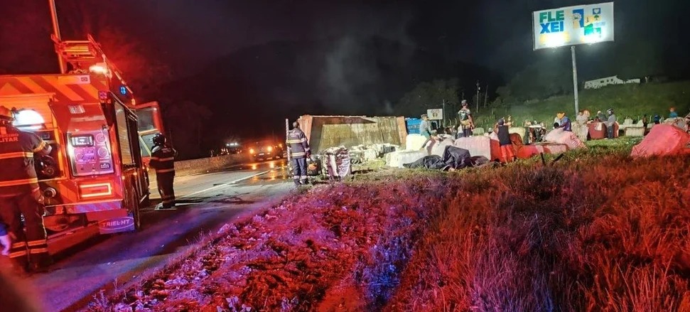 Carreta carregada com algodão tomba em curva perigosa na entrada de Flexeiras