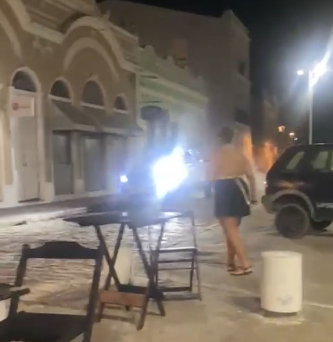 Vídeo: caminhonete atropela motociclista em Penedo após confusão na rua