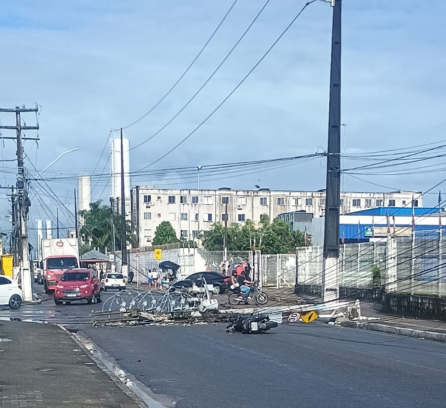 Acidente com caminhão interdita via no bairro da Serraria e desvia trânsito