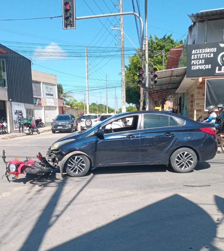 Mulher fica ferida em colisão entre carro e moto no Salvador Lyra, em Maceió