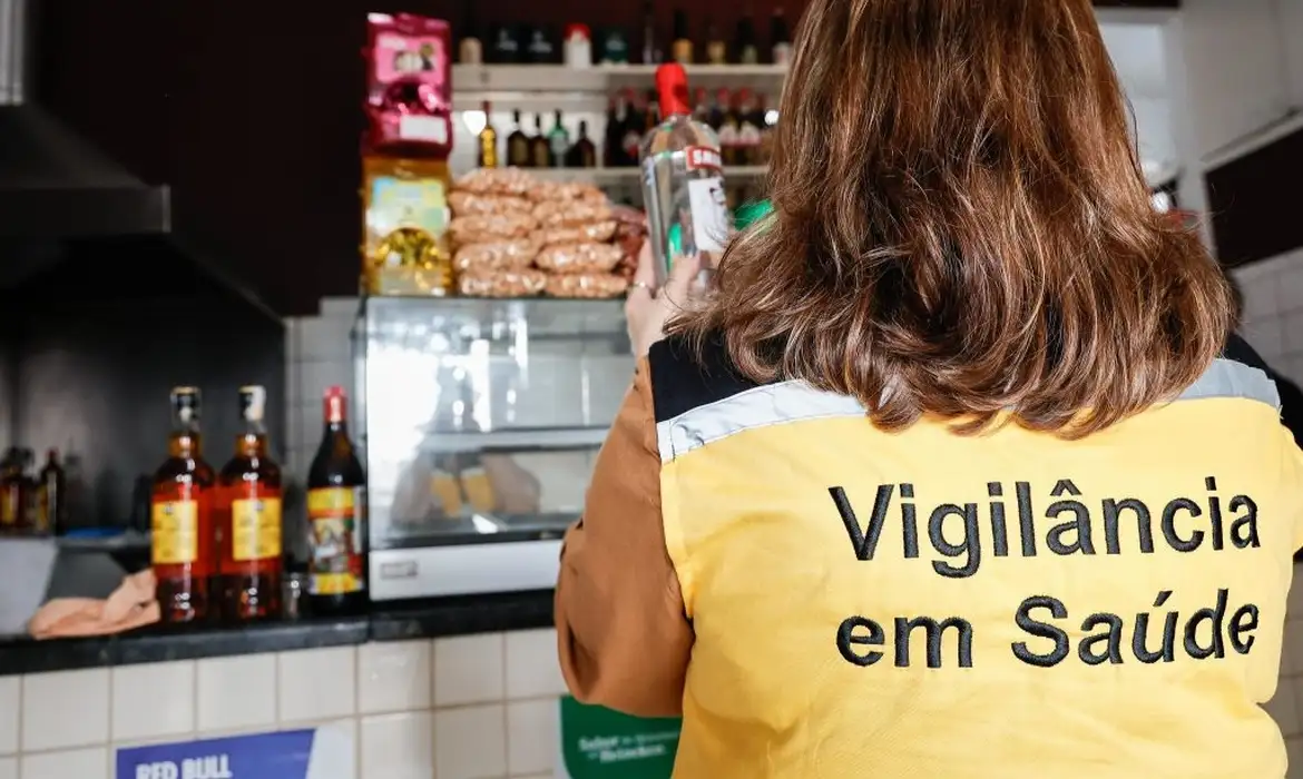 Brasil tem mais de 200 suspeitas e 15 mortes sob investigação após consumo de bebidas adulteradas