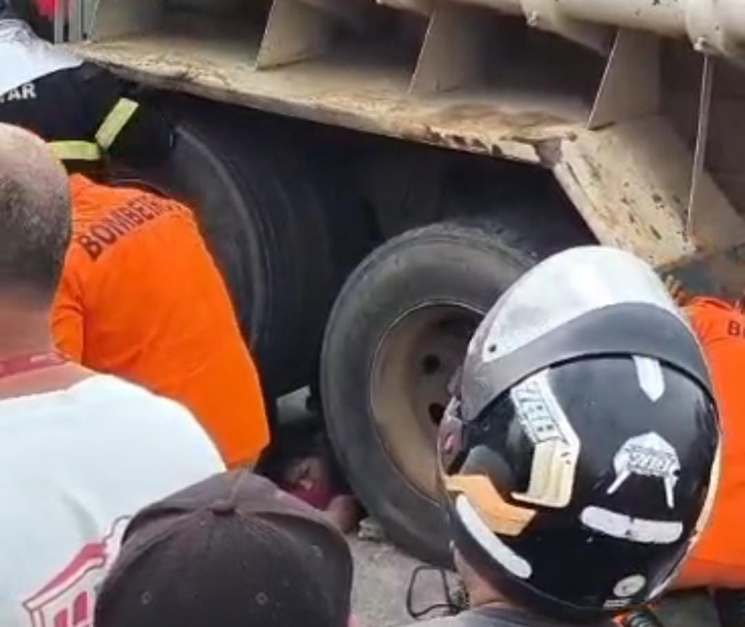 Duas pessoas acabam embaixo de caçamba após acidente de moto em Penedo