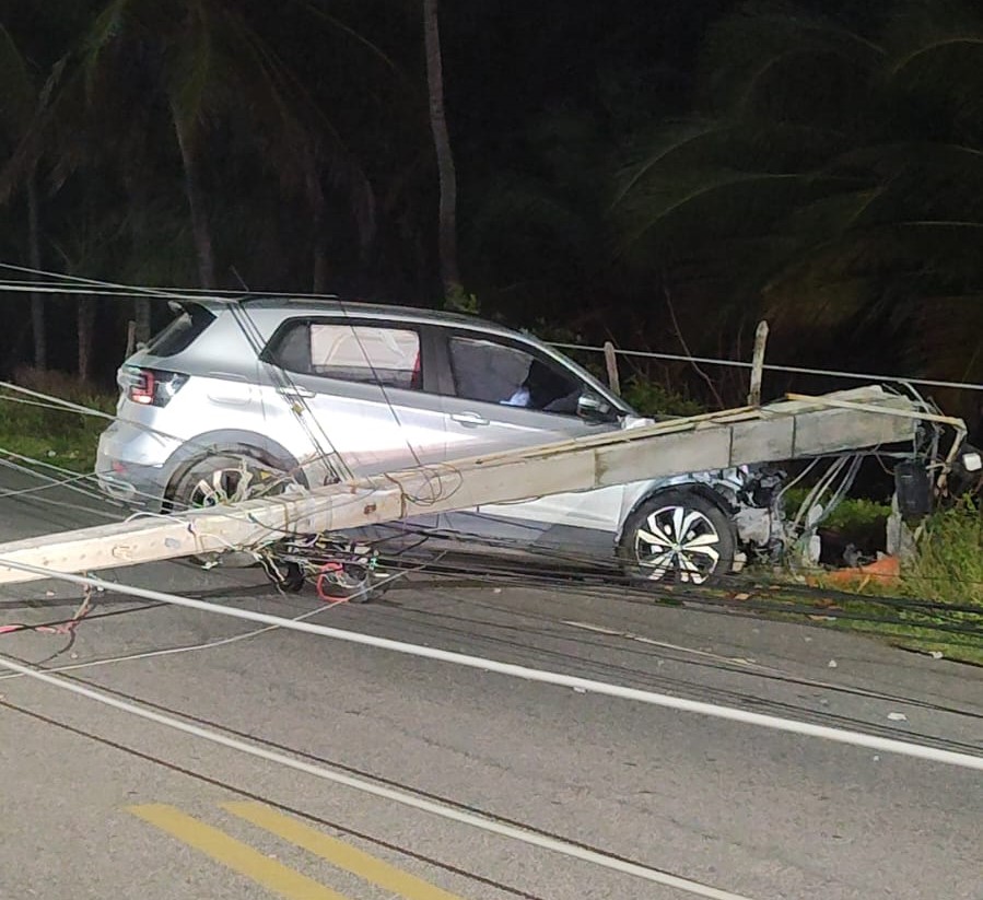 Homem bate carro em poste e fica ferido em Riacho Doce