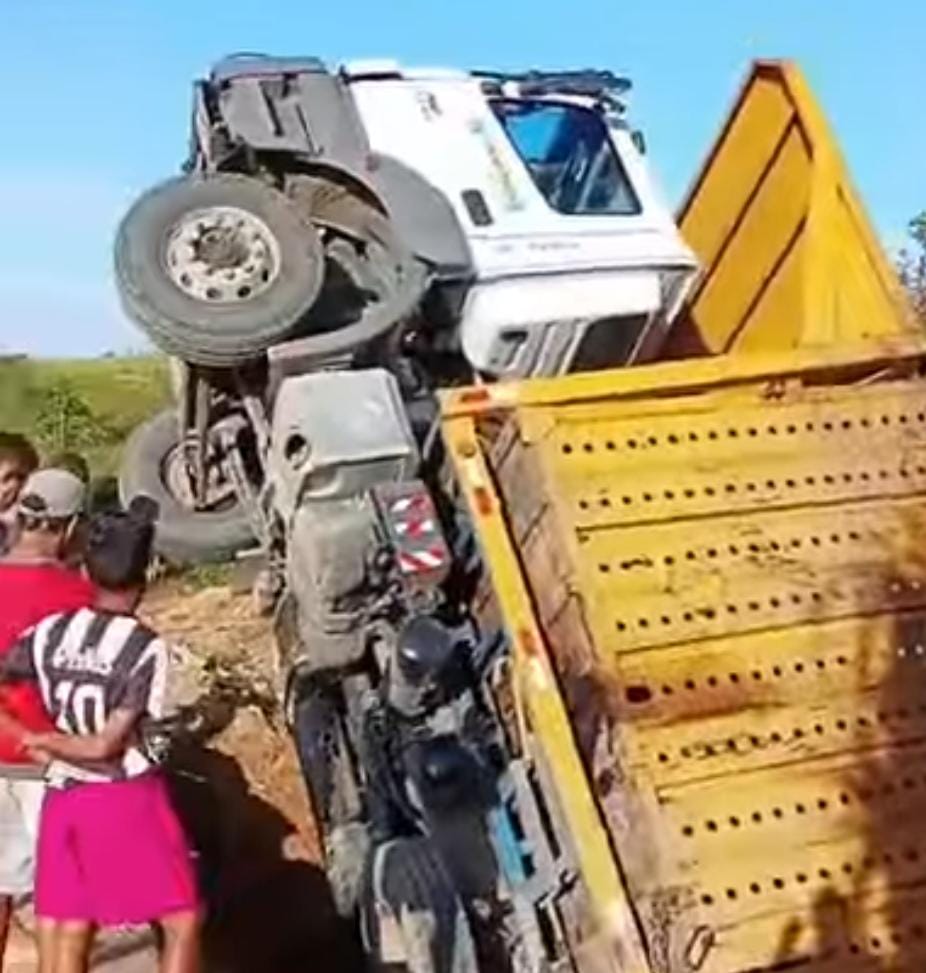 Treminhão cai em buraco na zona rural de Porto Calvo
