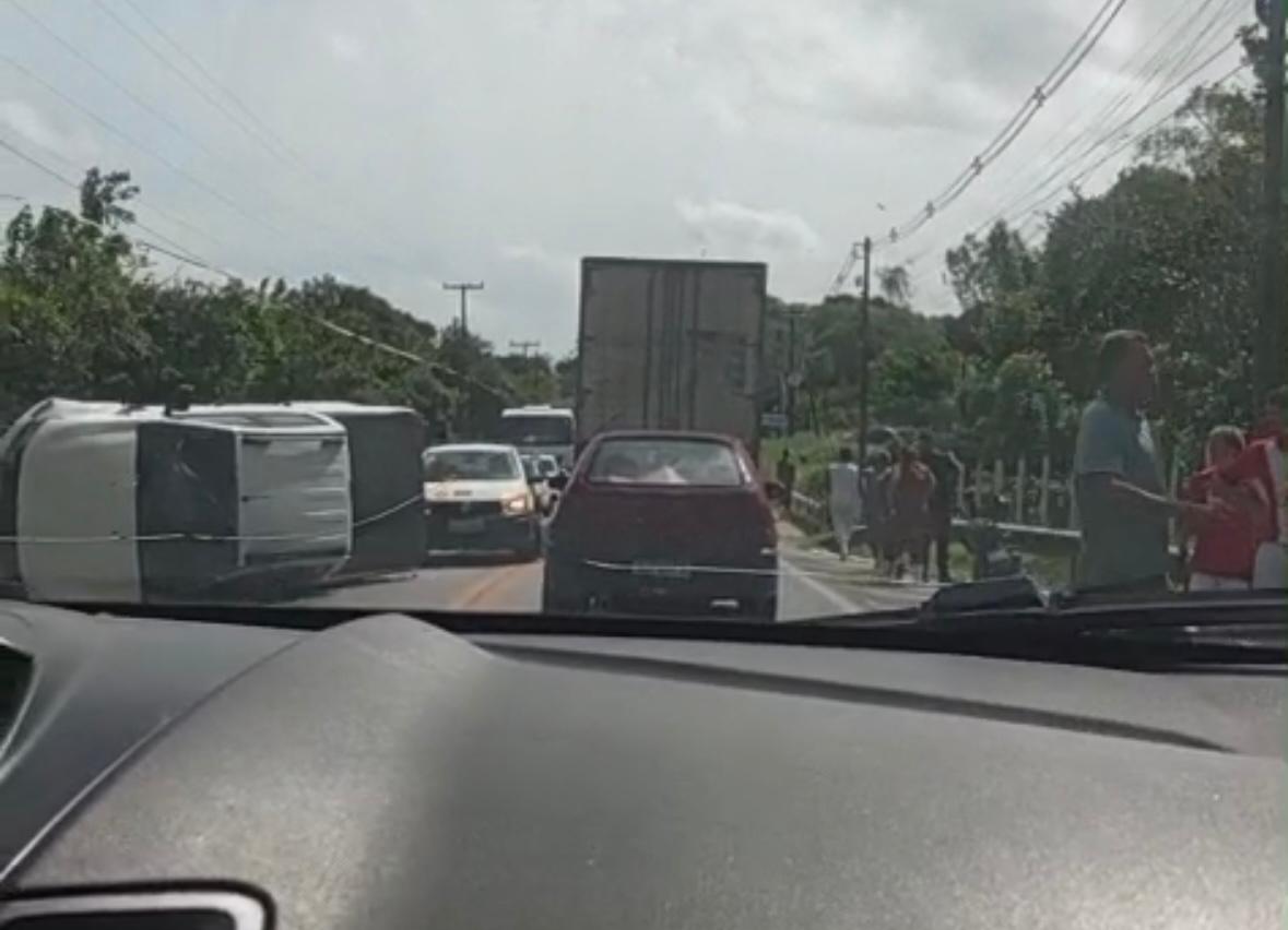 Capotamento em Satuba deixa trânsito lento na BR-316