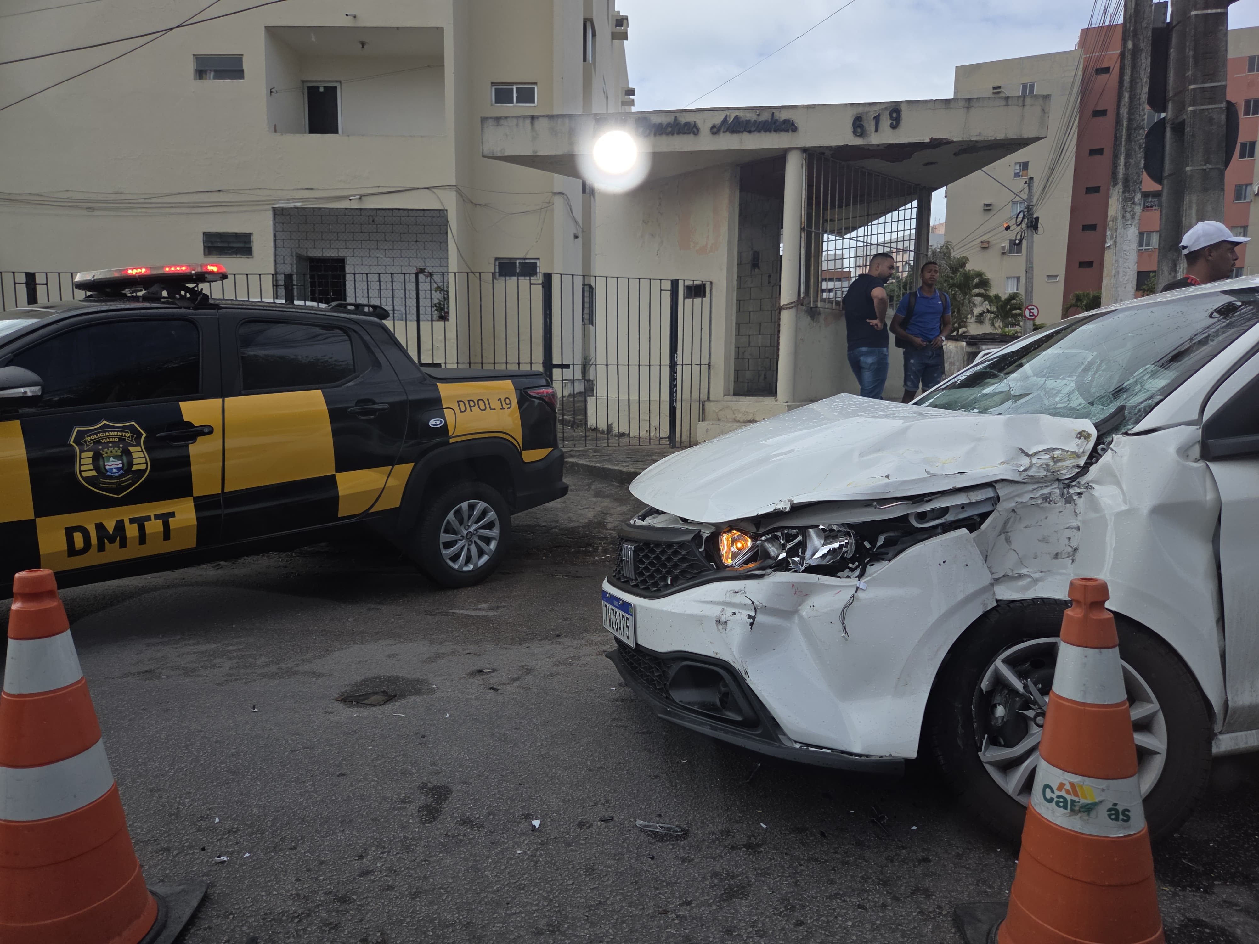 Motorista embriagado bate carro em ônibus do SMTU e fica ferido em Maceió
