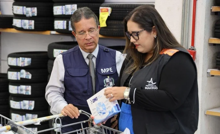 Fiscalização é realizada para combater adulteração de sabão em pó em Maceió