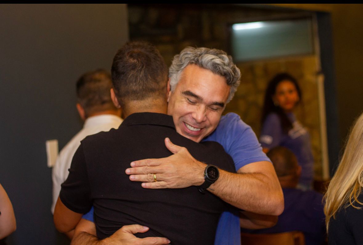 Rafael Brito comemora aprovação de projeto que assegura pagamento a professor temporário