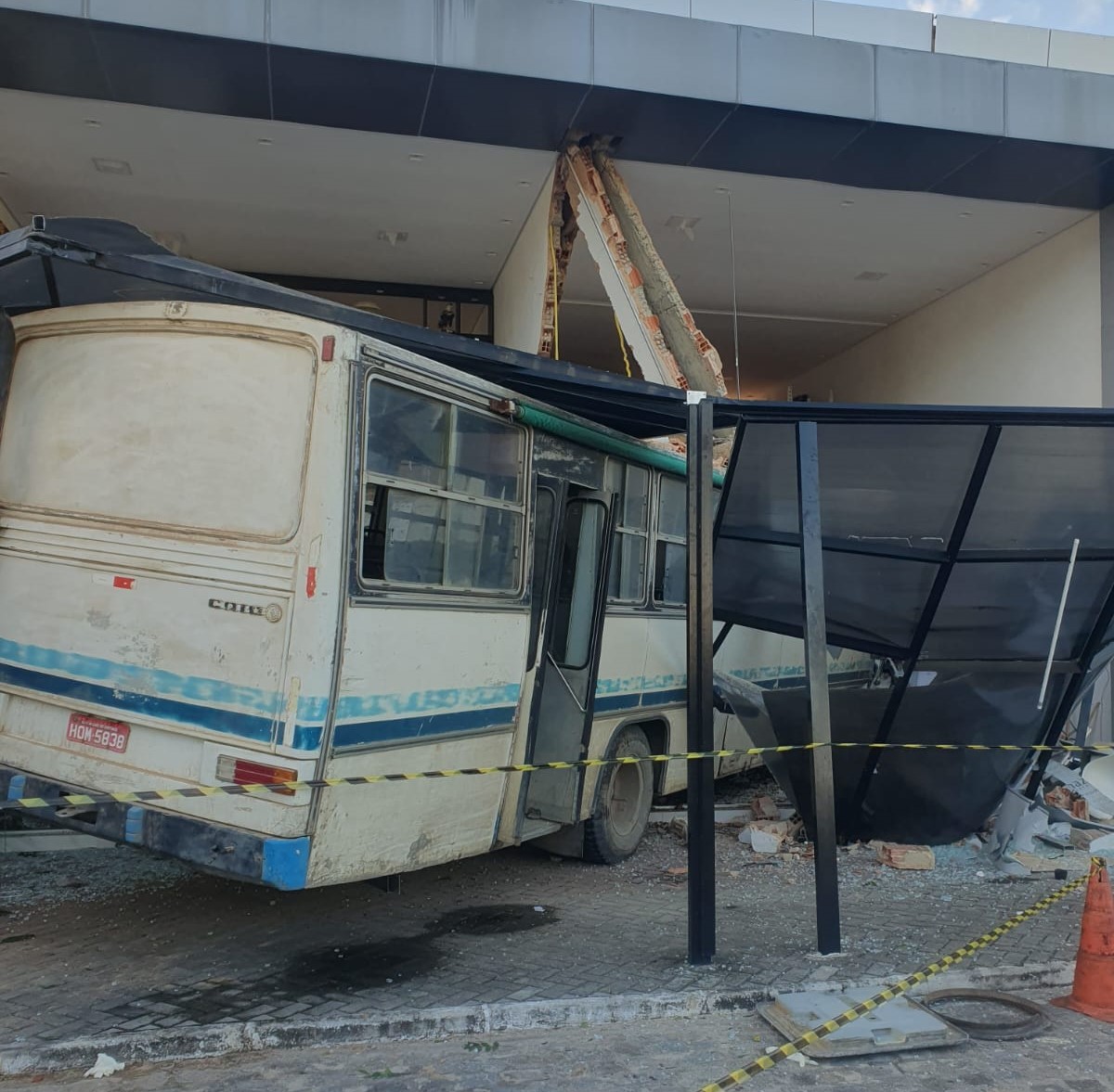 Homem morre após ônibus colidir contra galeria comercial em Maragogi