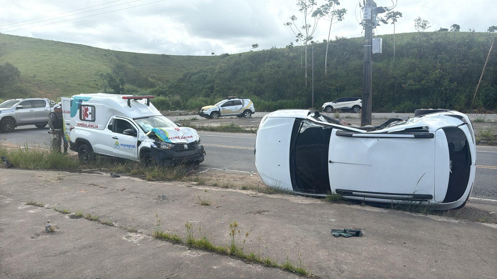 Cinco pessoas ficam feridas em acidente entre carro e ambulância em Matriz de Camaragibe