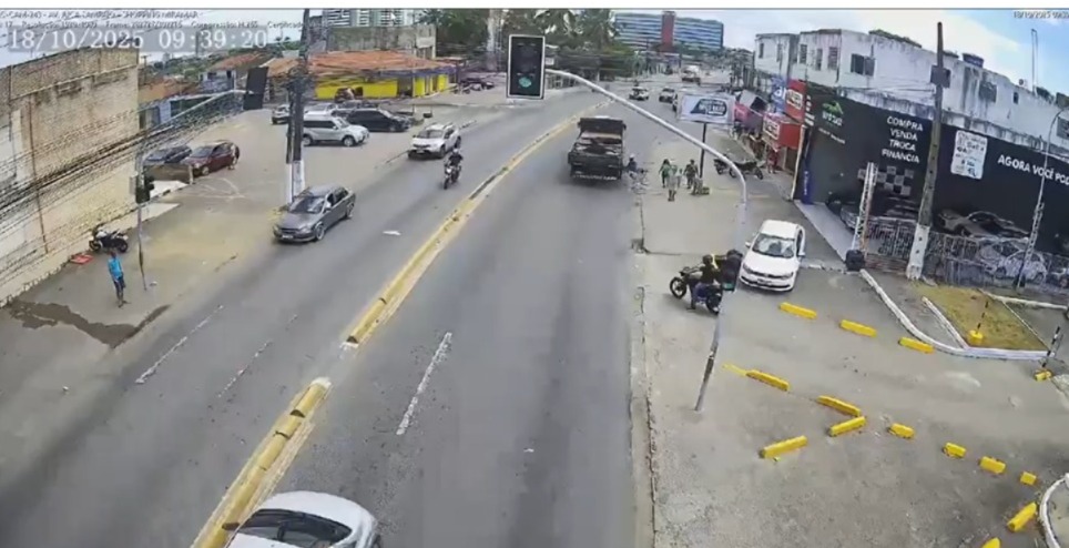 Ciclista é atropelado por caminhão na Av. Juca Sampaio, em Maceió
