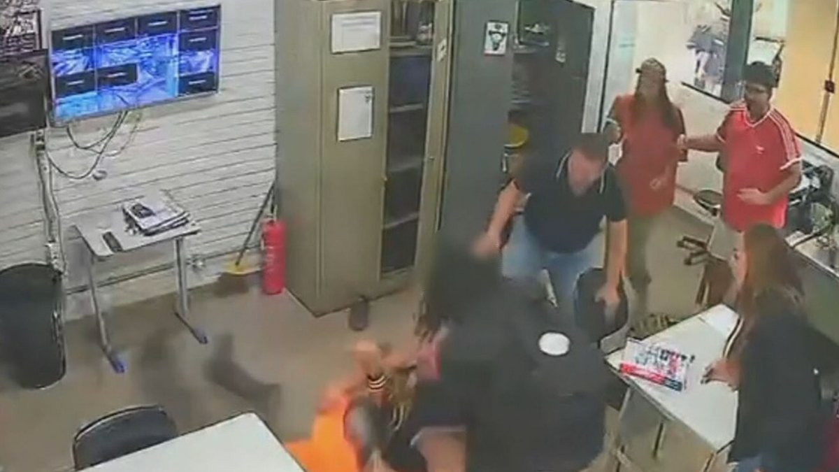 Pai de aluna dá nove socos em professor após bronca por uso de celular em sala de aula