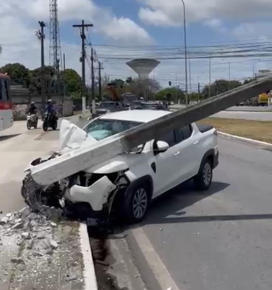 Motorista perde controle e bate carro em poste em Maceió