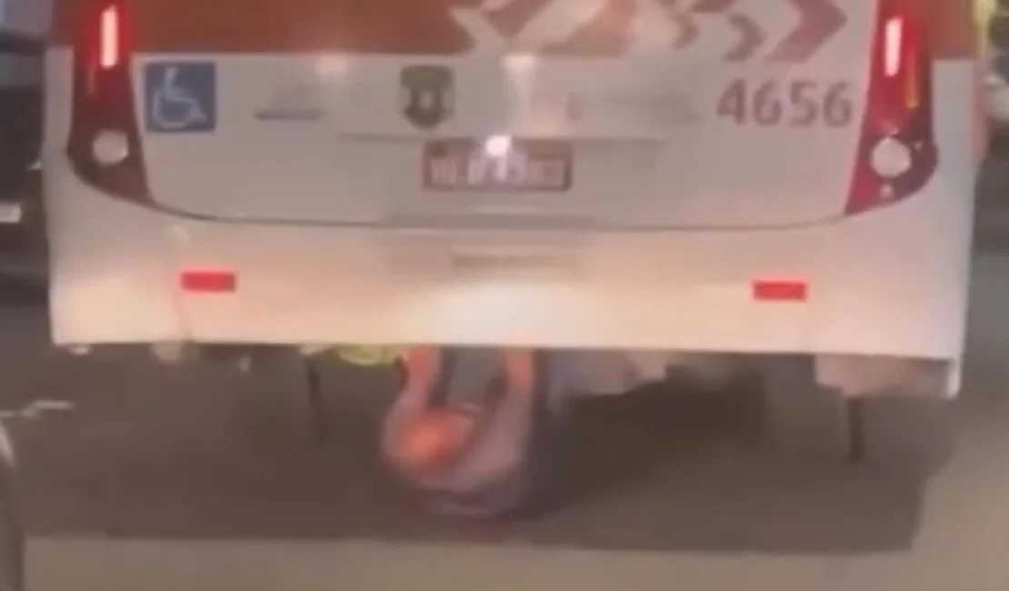 Homem é flagrado “pegando carona” na parte inferior de ônibus em Maceió