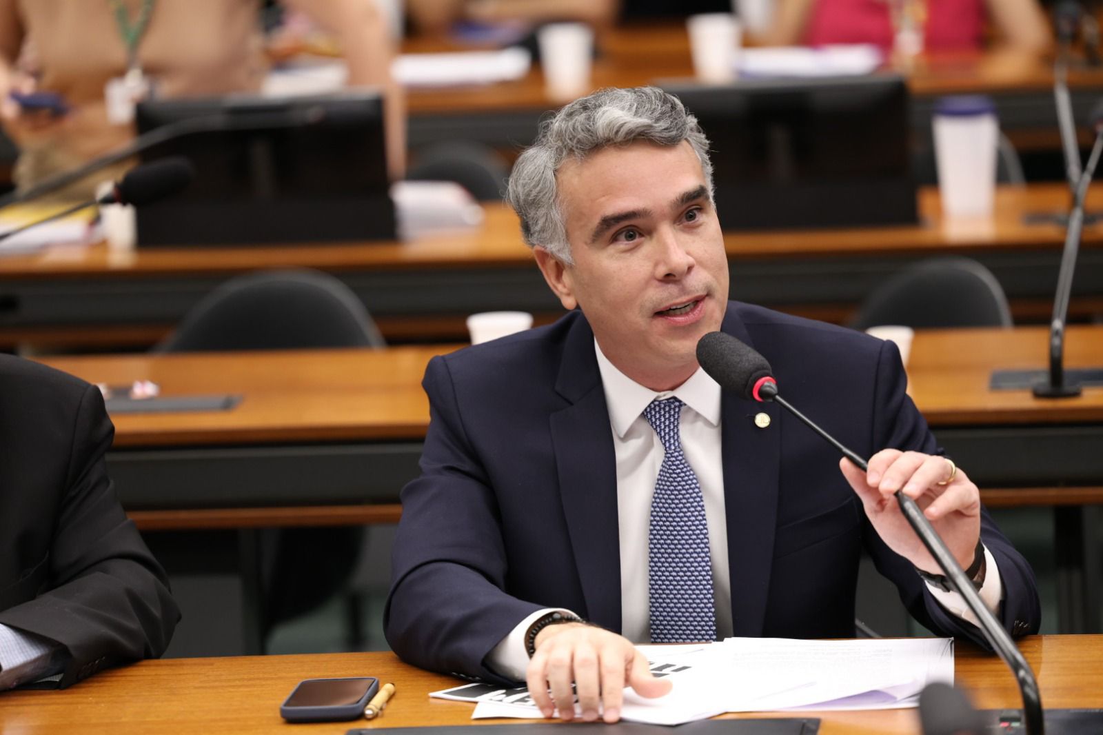 Rafael Brito aprova projeto que beneficia pessoas em tratamento do câncer