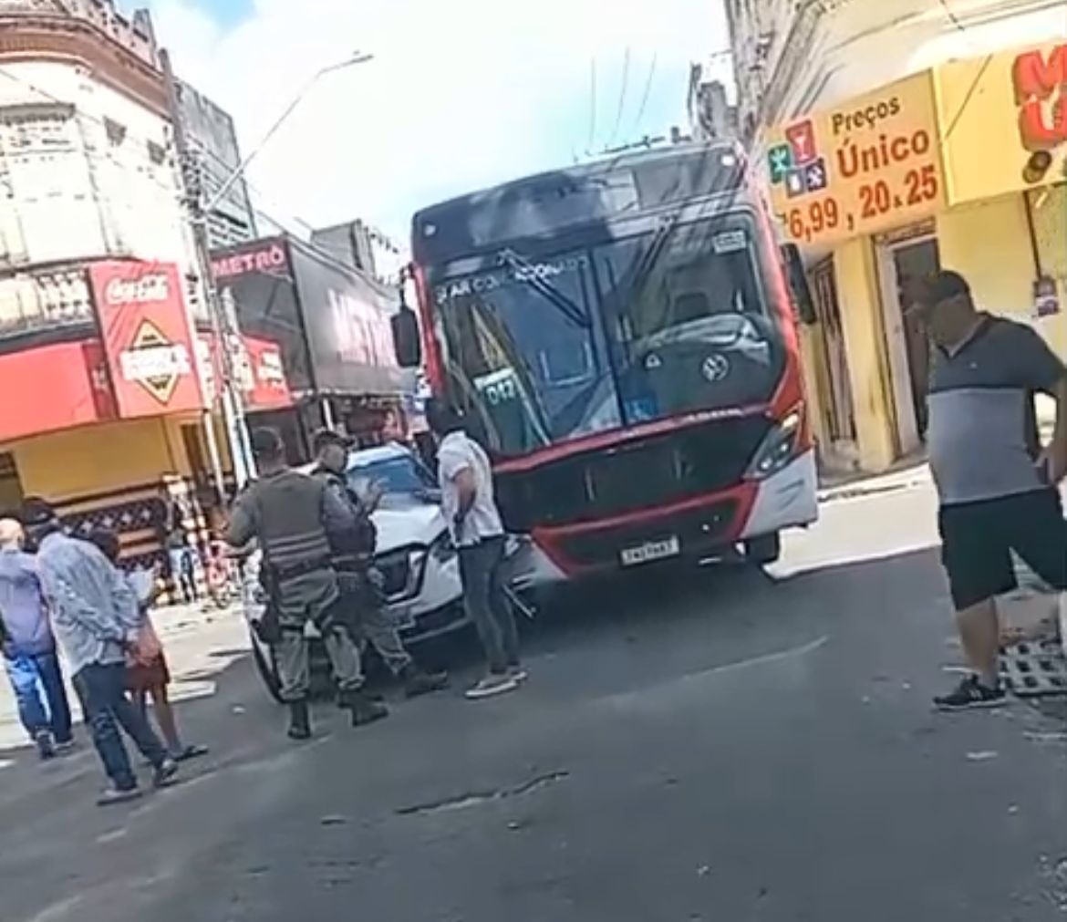 Vídeo: carro avança sinal e colide com ônibus no centro de Maceió