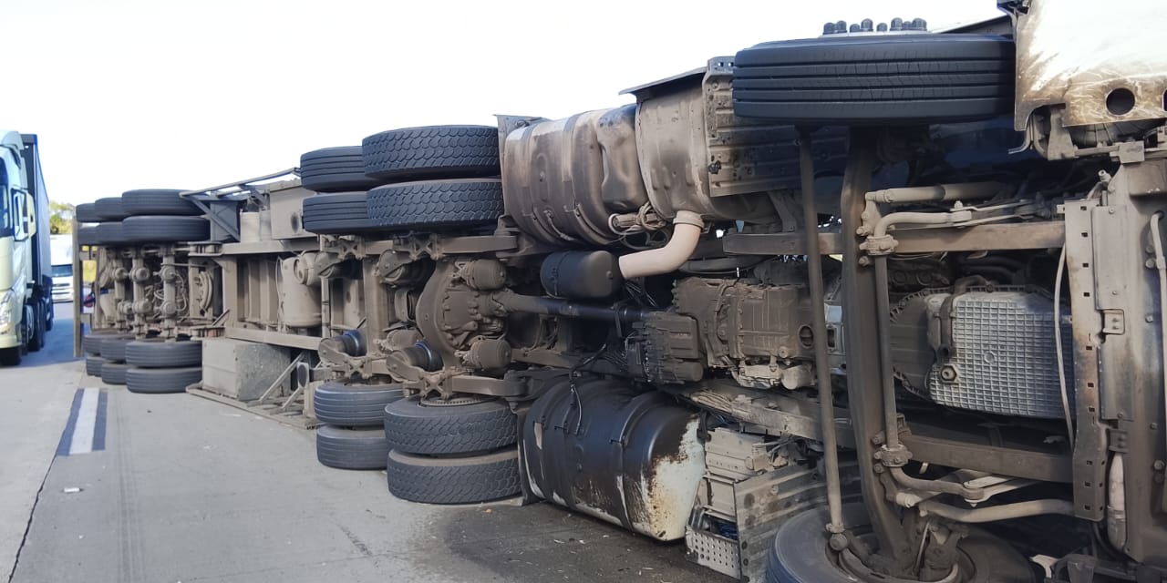 Tombamento de carreta deixa uma pessoa ferida na BR-101, em Novo Lino