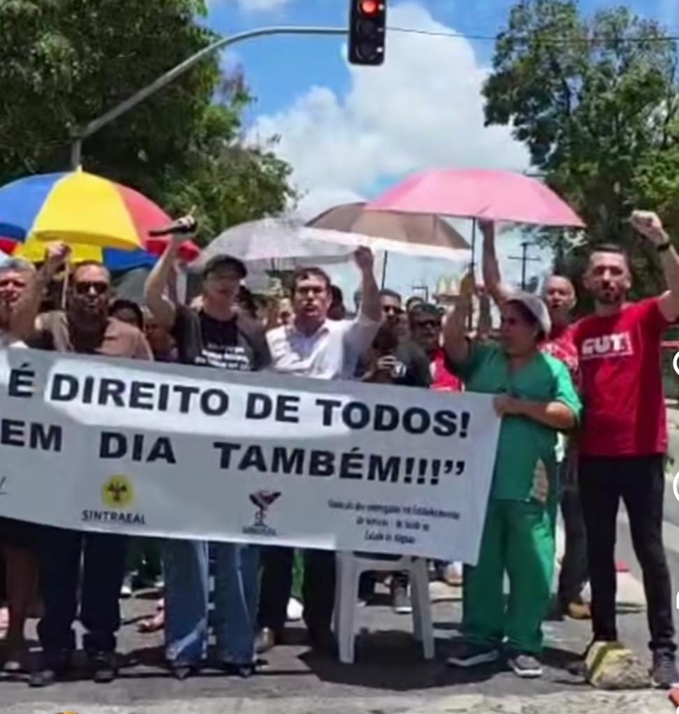 Profissionais do Hospital Veredas bloqueiam parte de via em protesto contra salários atrasados