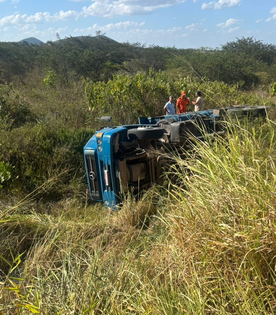 Homem fica gravemente ferido após carreta capotar em Arapiraca