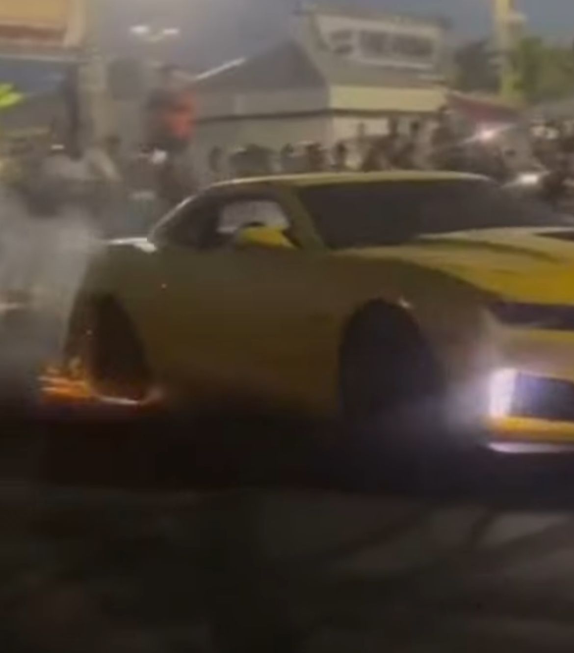 Vídeo mostra Camaro com pneus em chamas durante evento no Jaraguá