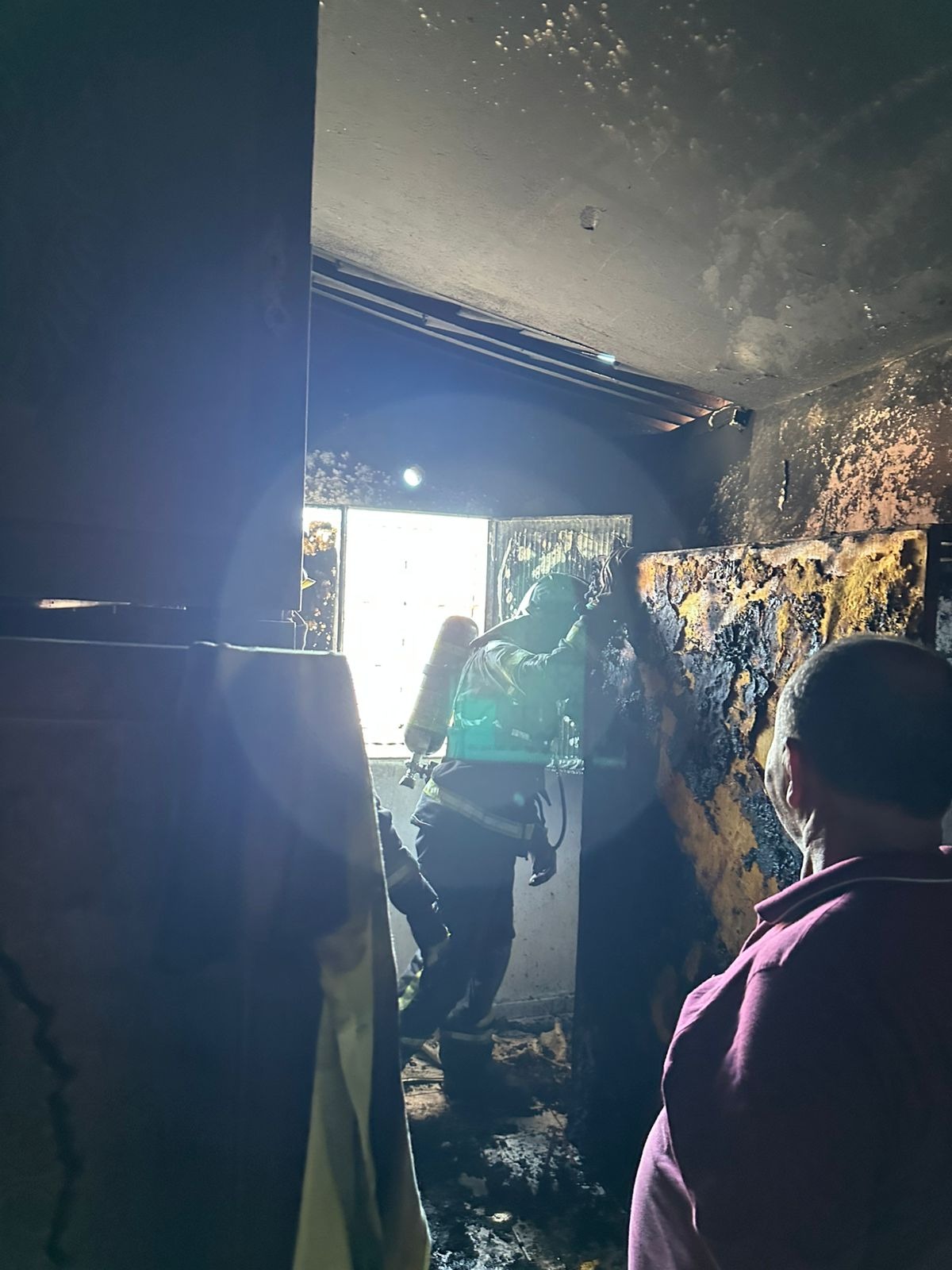 Incêndio destrói cômodo de residência no Jacintinho, em Maceió