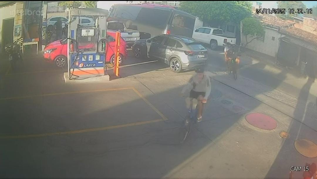 Polícia divulga imagens dos suspeitos de homicídio em frente à barbearia em Maceió