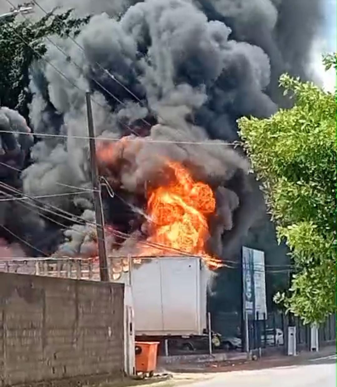 Caminhão-baú pega fogo no conjunto Salvador Lyra, em Maceió