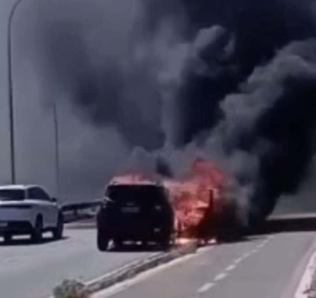 Carro pega fogo no meio da Av. Josefa de Melo, em Maceió