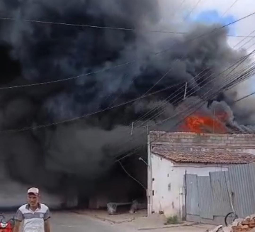 Incêndio atinge estabelecimento comercial e assusta moradores em Arapiraca