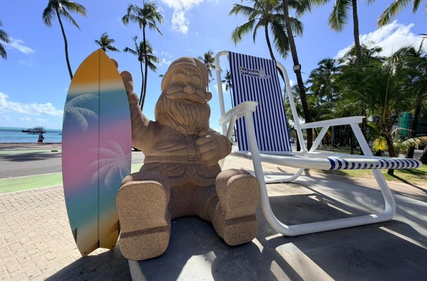 Papai Noel “de areia” é instalado ao lado da Cadeira Gigante para o Natal de Maceió