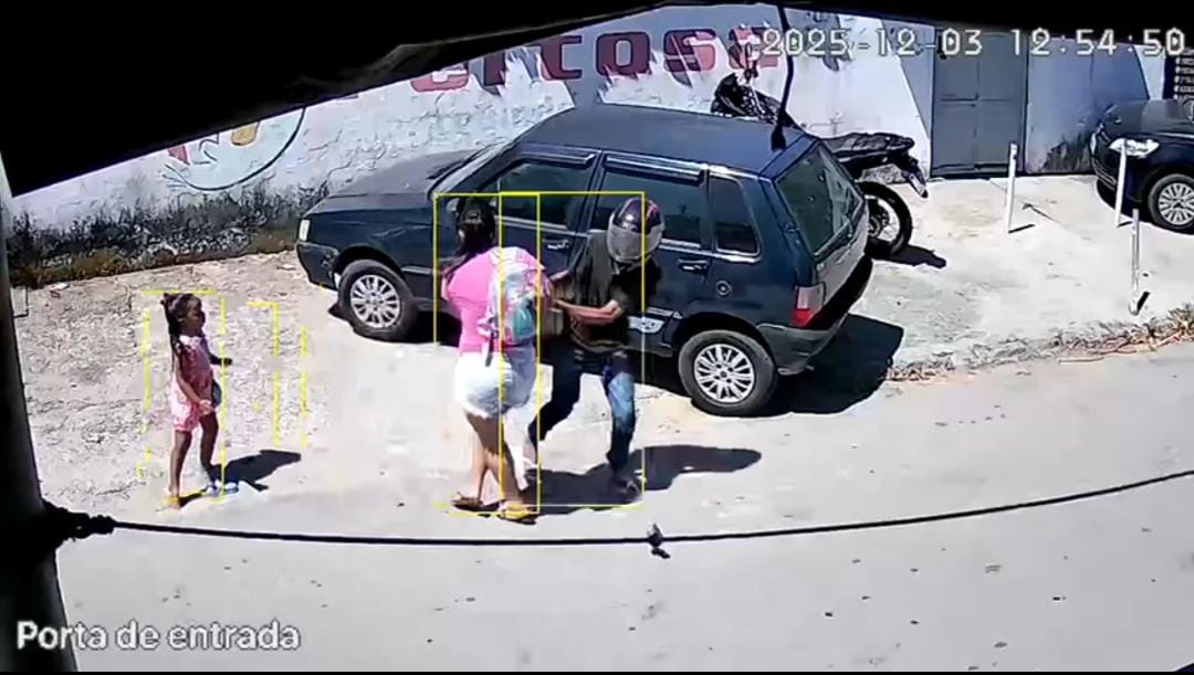 VÍDEO: Criminosos assaltam mulher no meio da rua no Feitosa, em Maceió