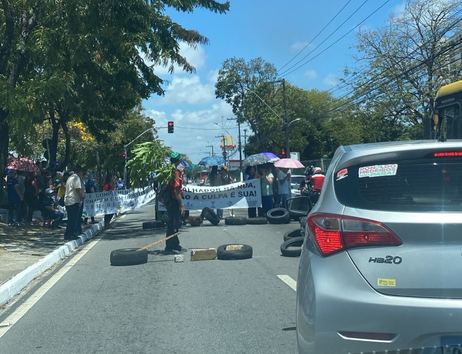Profissionais do Hospital Veredas bloqueiam via, em Maceió, em protesto contra salários atrasados