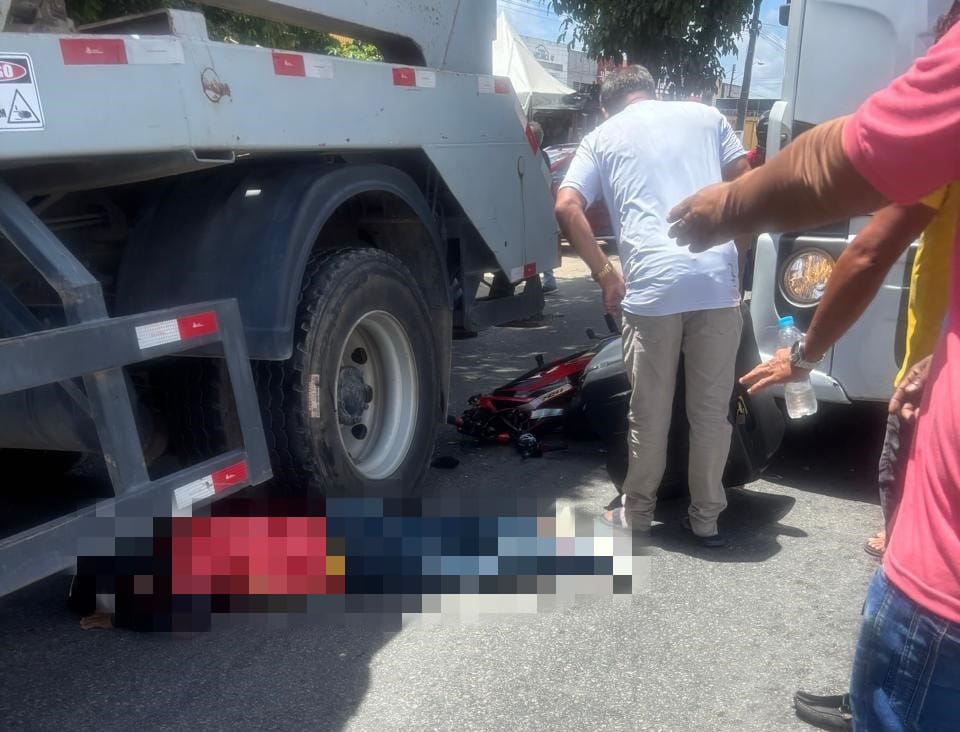 Motociclista tem fratura exposta após colisão com caminhão em Maceió
