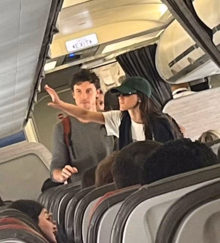Bruna Marquezine e Shawn Mendes embarcam juntos para São Paulo após jantar no Rio