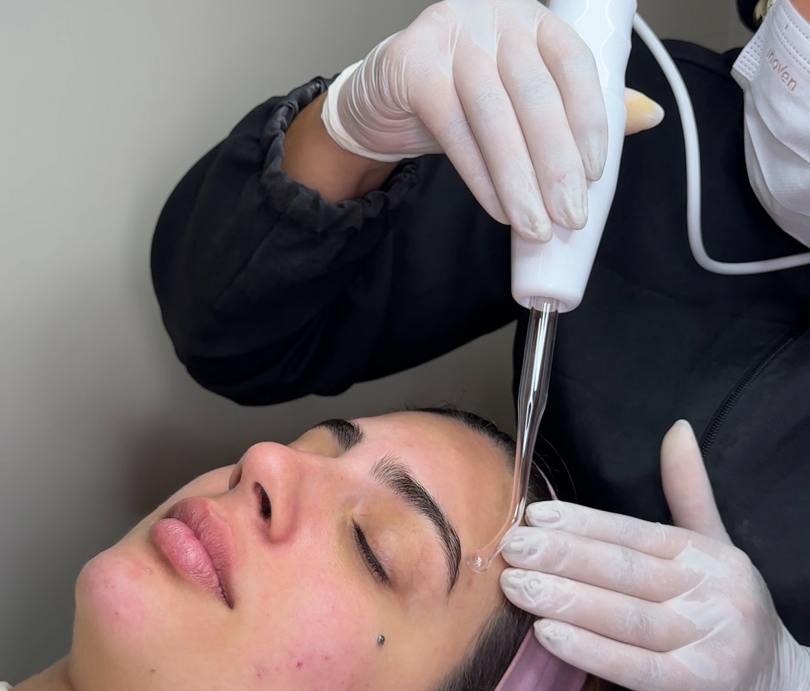 Limpeza profunda e higienização na pele ganham importância no verão, segundo especialista