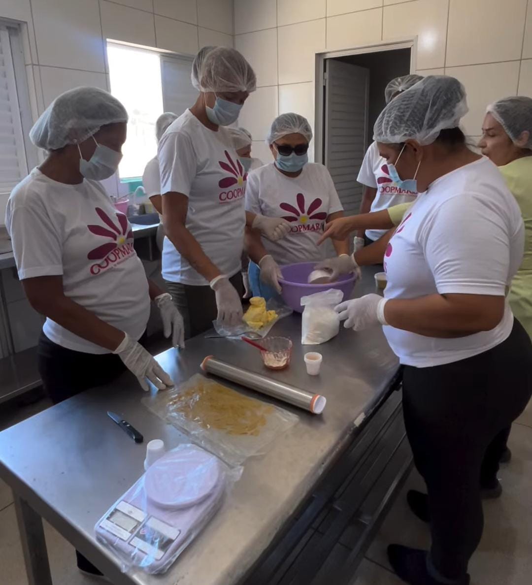 Oficina de Sabores capacita marisqueiras da Coopmaris com receitas à base de sururu em AL