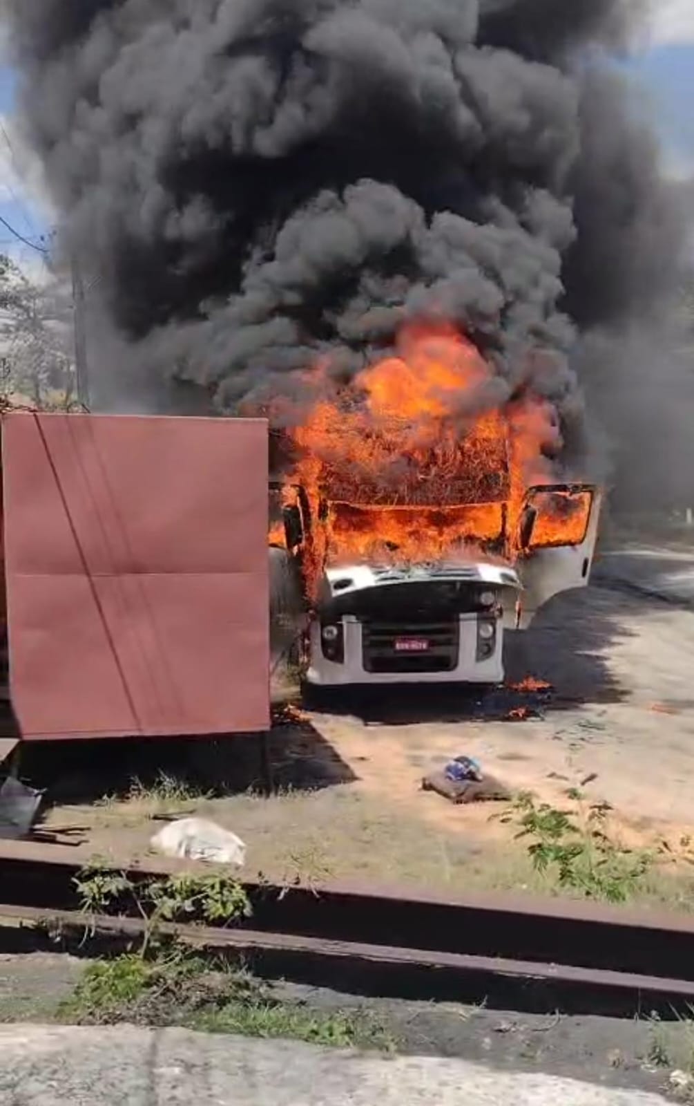 VÍDEO: Carreta pega fogo em oficina no Centro de São Luís do Quitunde