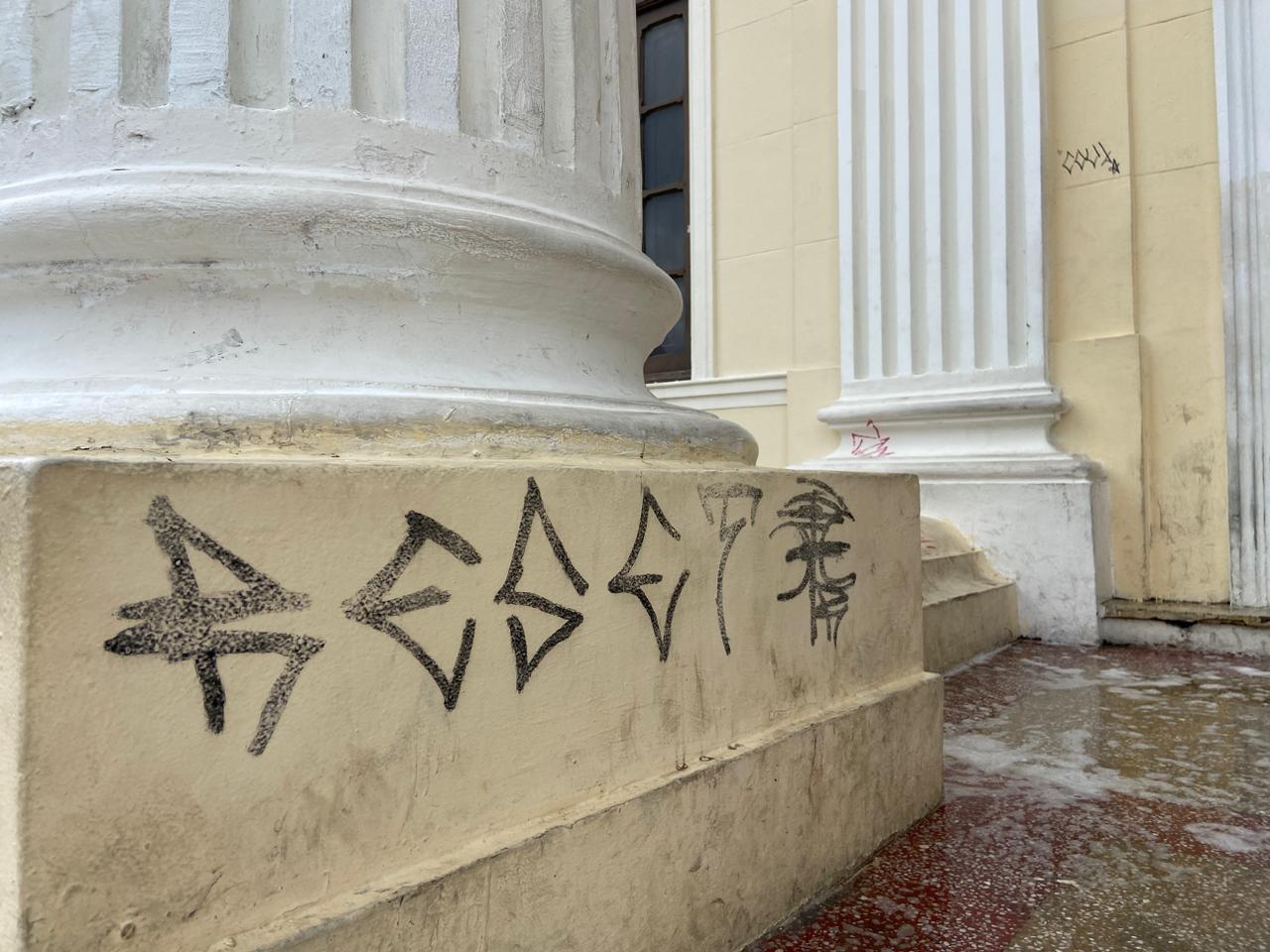 Vídeo: Câmeras flagram vandalismo em escadaria da Associação Comercial de Maceió