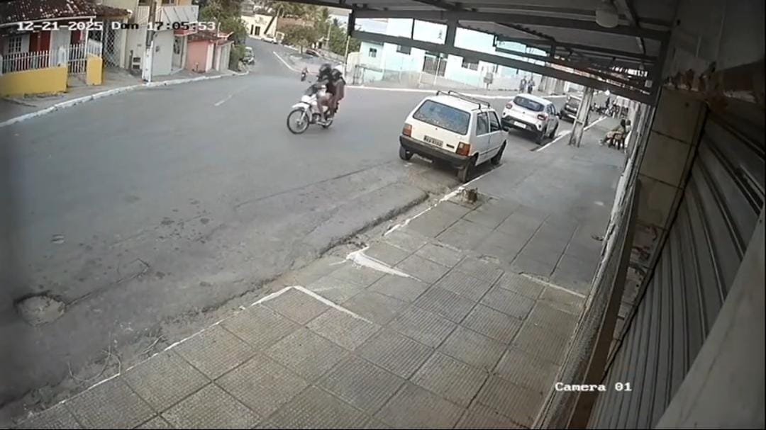 VÍDEO: Idoso é atropelado por moto ao tentar atravessar via em Coqueiro Seco