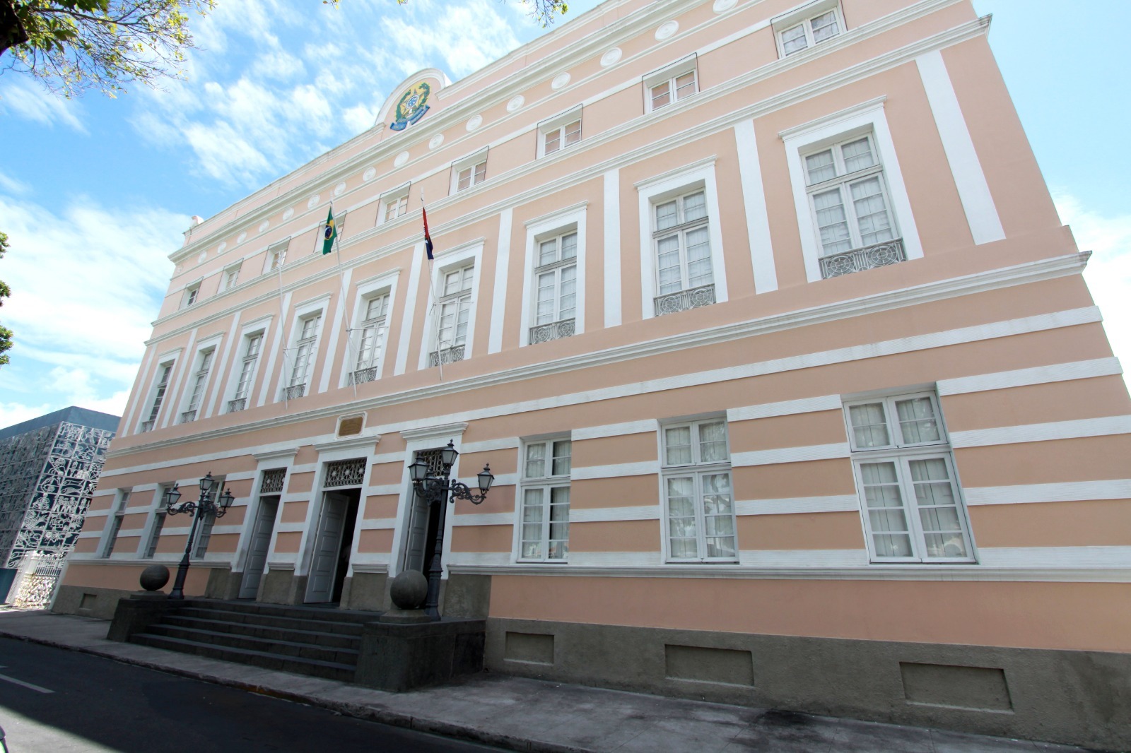 ALE aprova 14º salário para servidores da Educação de Alagoas