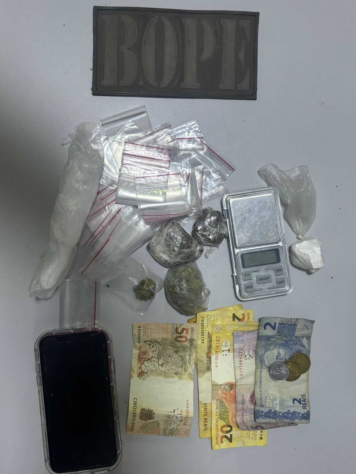 PM identifica ponto de comércio de drogas e apreende material ilícito em Maceió