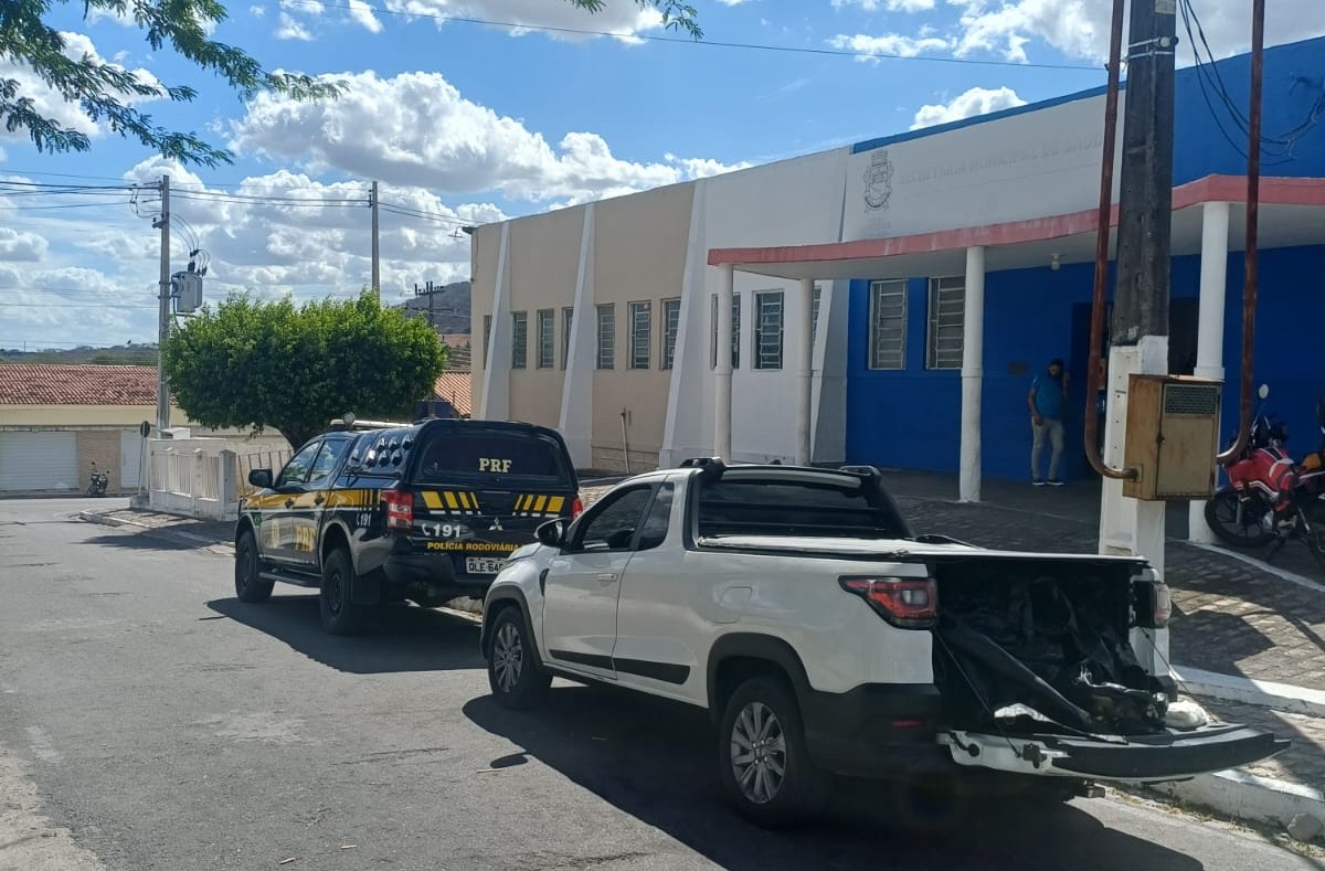 PRF apreende 420 kg de queijo sem nota fiscal em Santana do Ipanema