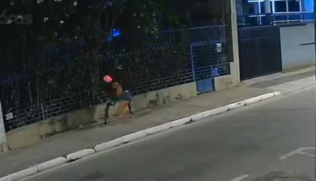 VÍDEO: mulher em situação de rua é morta a facadas por companheiro na Ponta Verde