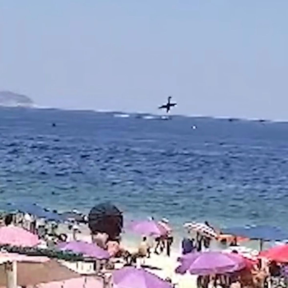 Ultraleve cai no mar e uma pessoa morre em Copacabana, Rio de Janeiro