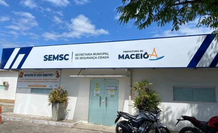 Prefeitura notifica empresa por instalar carregadores elétricos irregulares em postes