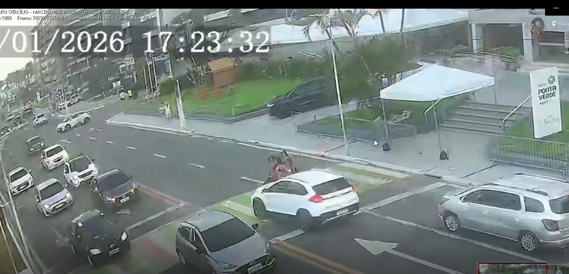 Mulheres são atropeladas na faixa de pedestres na orla de Ponta Verde; motorista fugiu