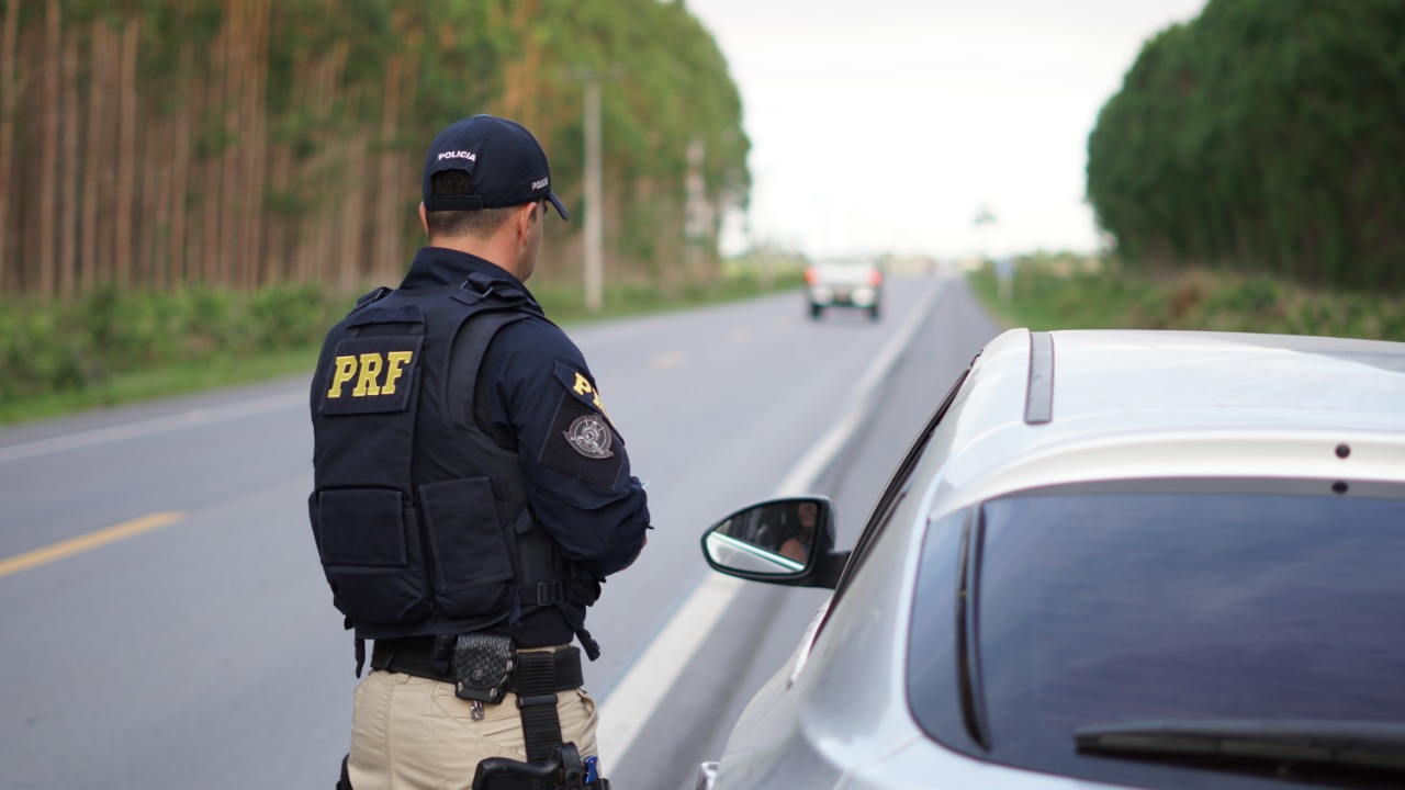 Operação Ano Novo: PRF fiscaliza mais de 1,1 mil veículos em Alagoas