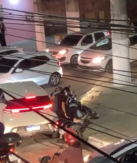 VÍDEO: Moradores reclamam de perigo e falta de sinalização em rua de Maceió